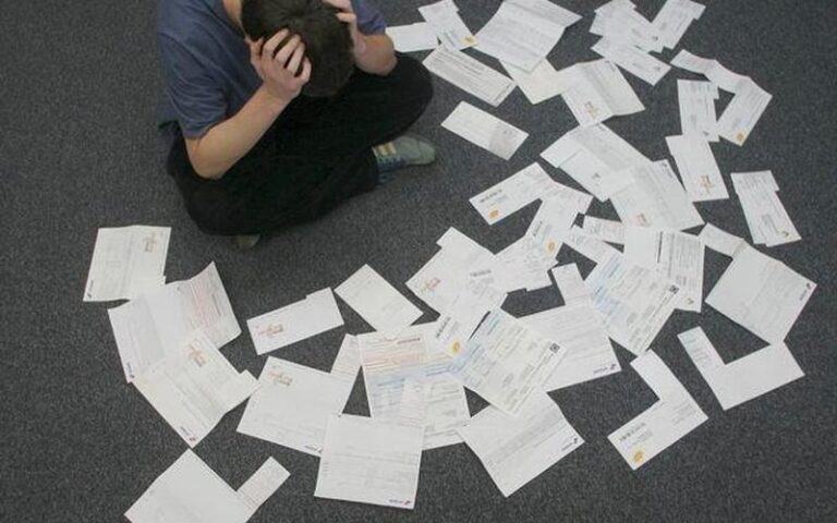 Debet na koncie a działania komornika: co musisz wiedzieć o swoich prawach i ograniczeniach